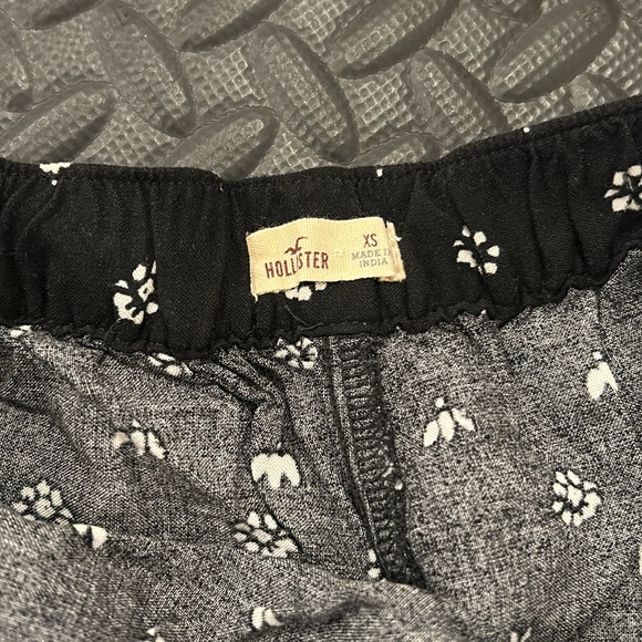 Hollister black printed flow shorts with lots of detailing size extra small - Picture 6 of 10